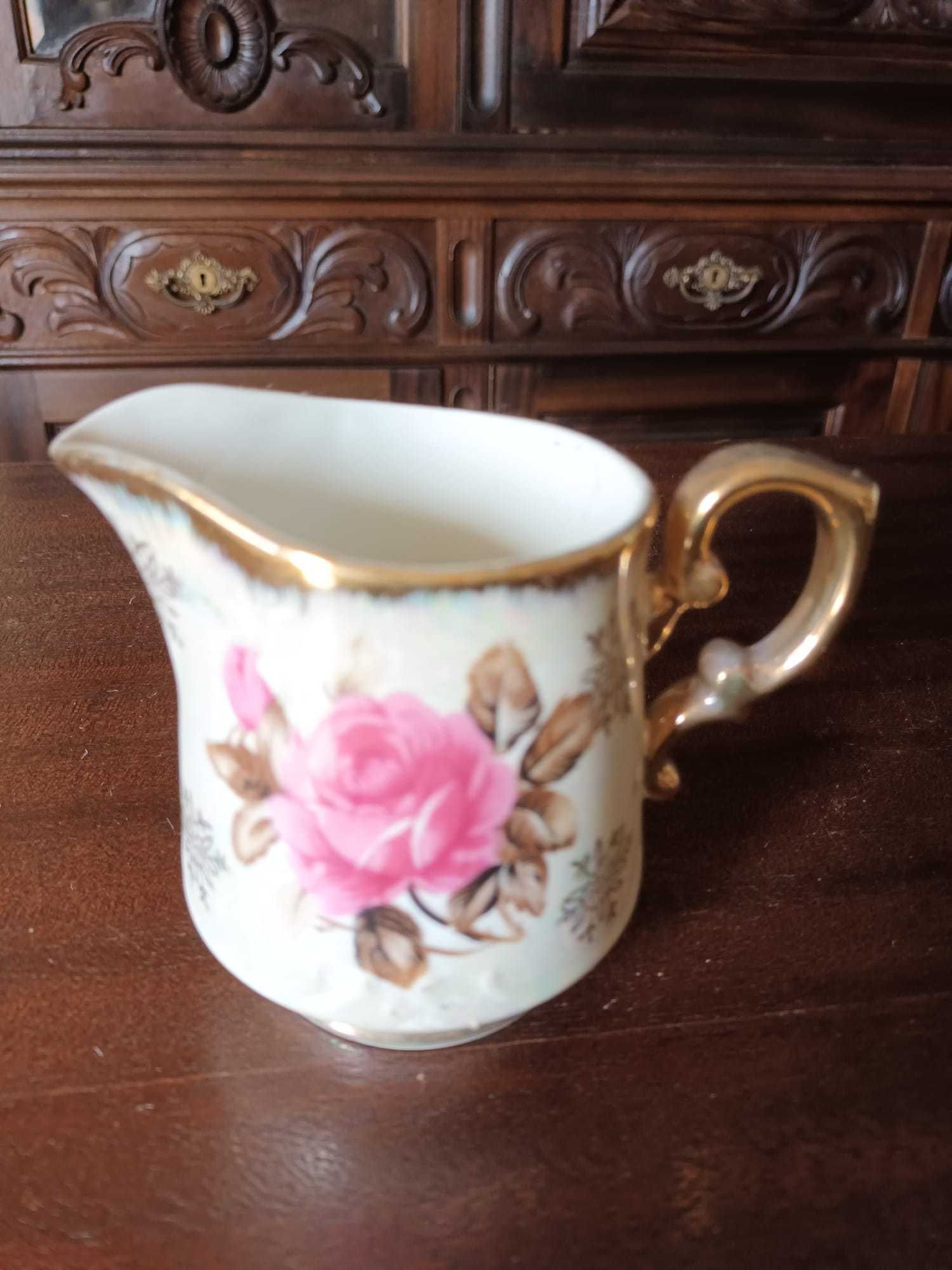Serviço de chá em porcelana com pratos de bolo