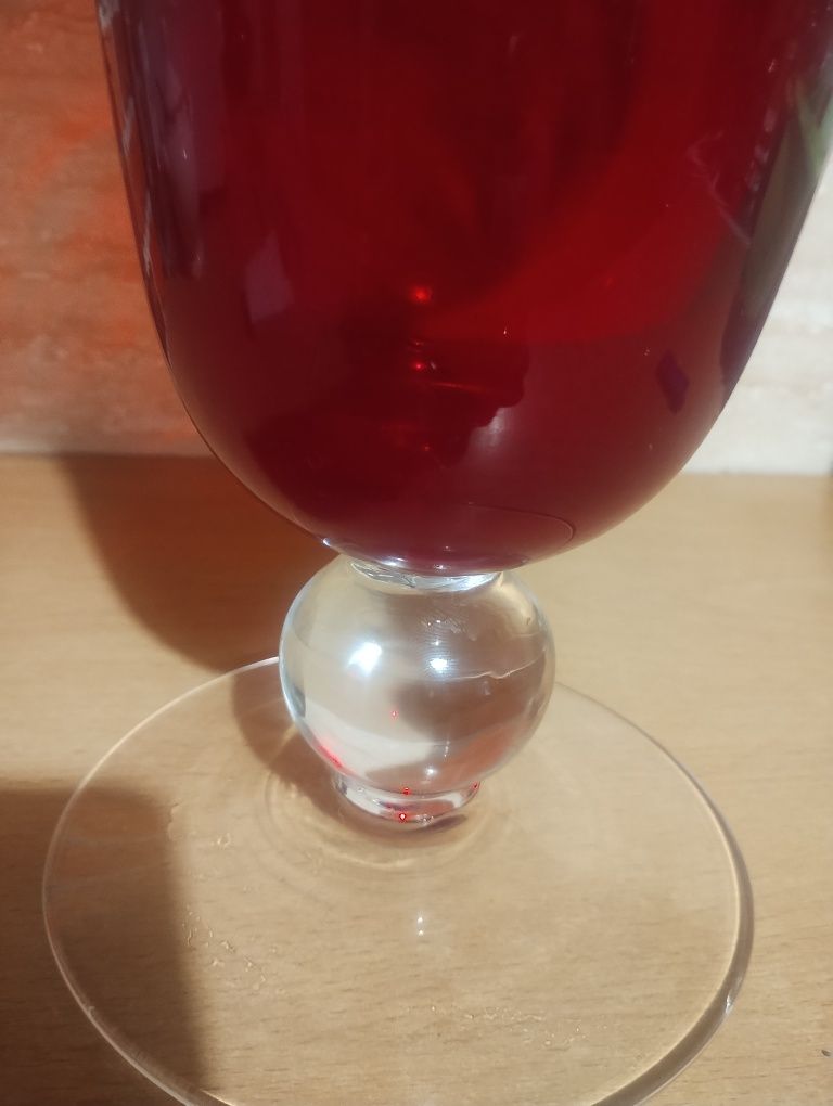 Rubinowy.  wazon