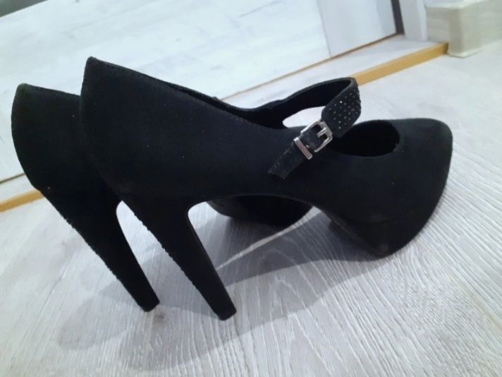 Czarne szpilki na platformie 39