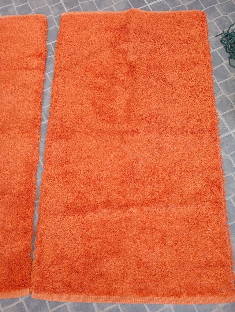 2 tapetes laranja