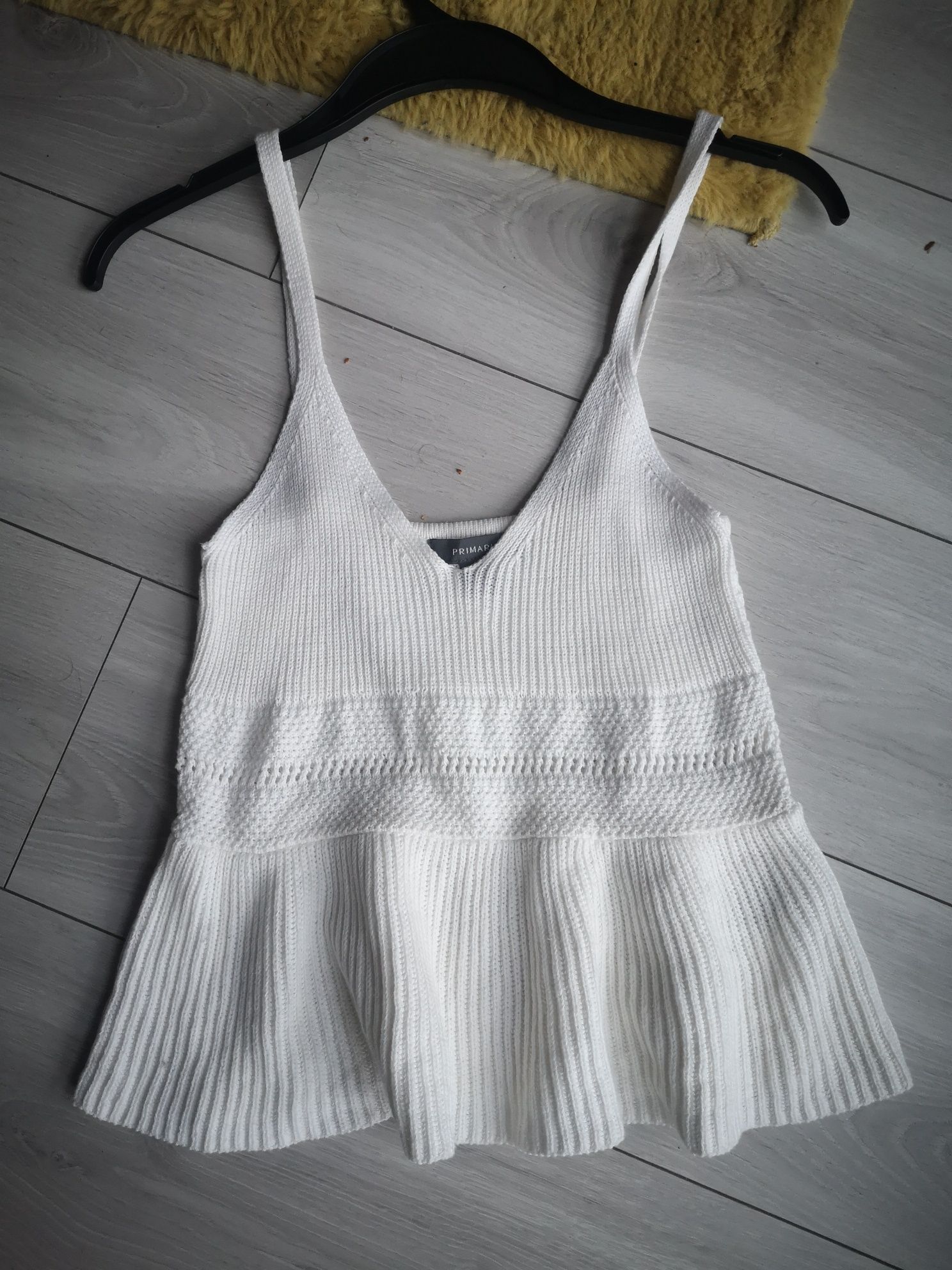 Primark piękny sweterkowy top z baskinką