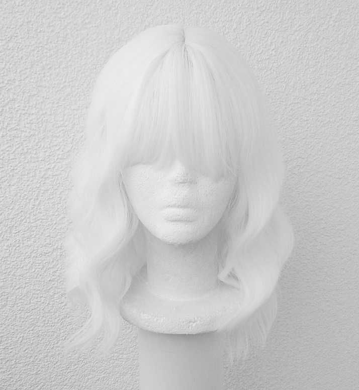 Biała falowana peruka krótka z grzywką biały falowany wig krótki
