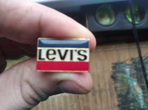 Продам значки Levi's