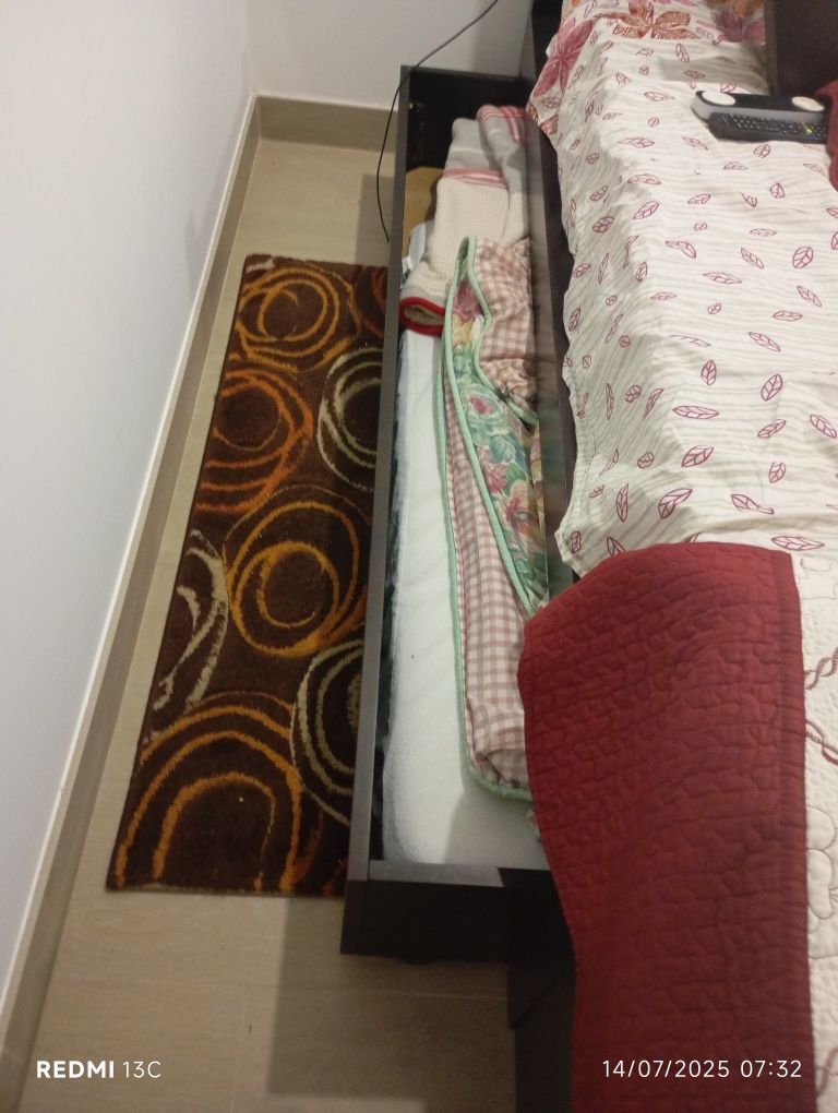 Cama + estrado+ mesinhas de cabeceira