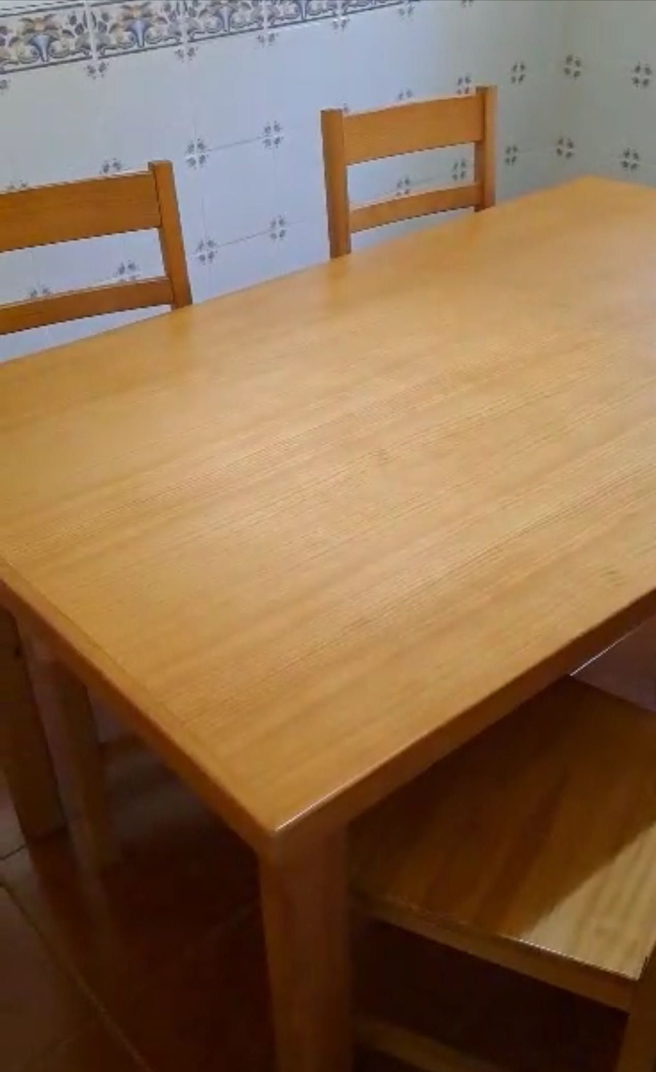 Vendo mesa de sala de jantar com 4 cadeiras em perfeito estado