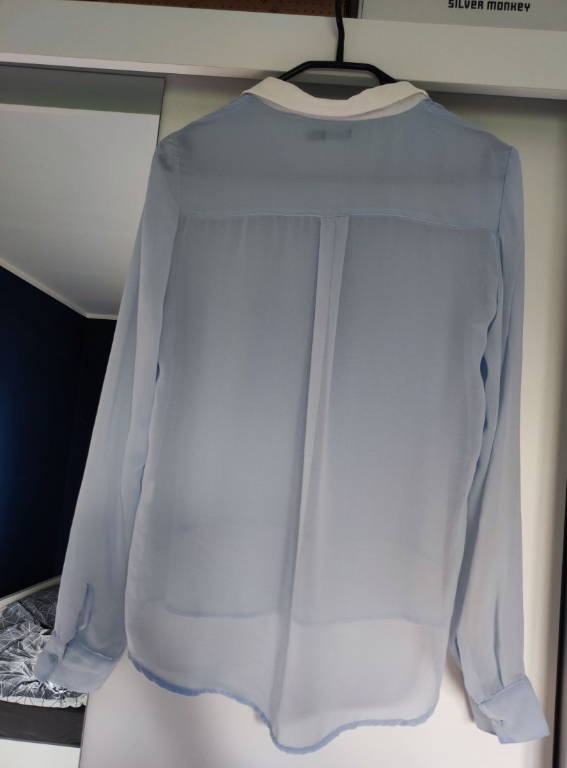Niebieska damska elegancka koszula z białym kołnierzem Bershka S/M