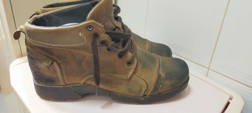 Botas de pele marca Require