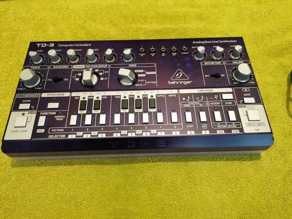 Syntezator Behringer TD-3