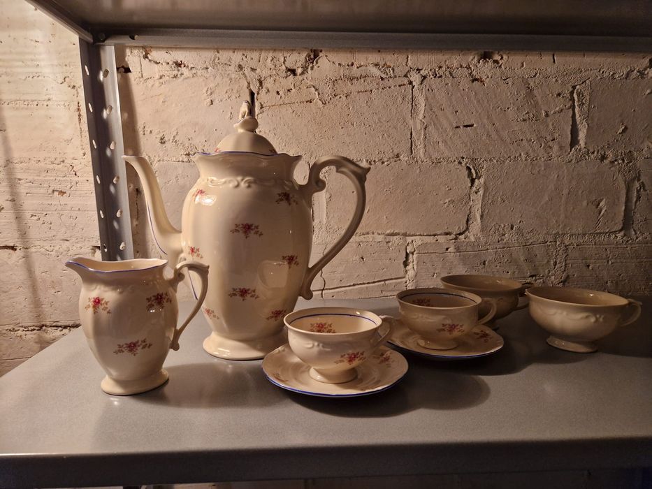 Uroczy zestw filiżanki dzbanek mlecznik retro