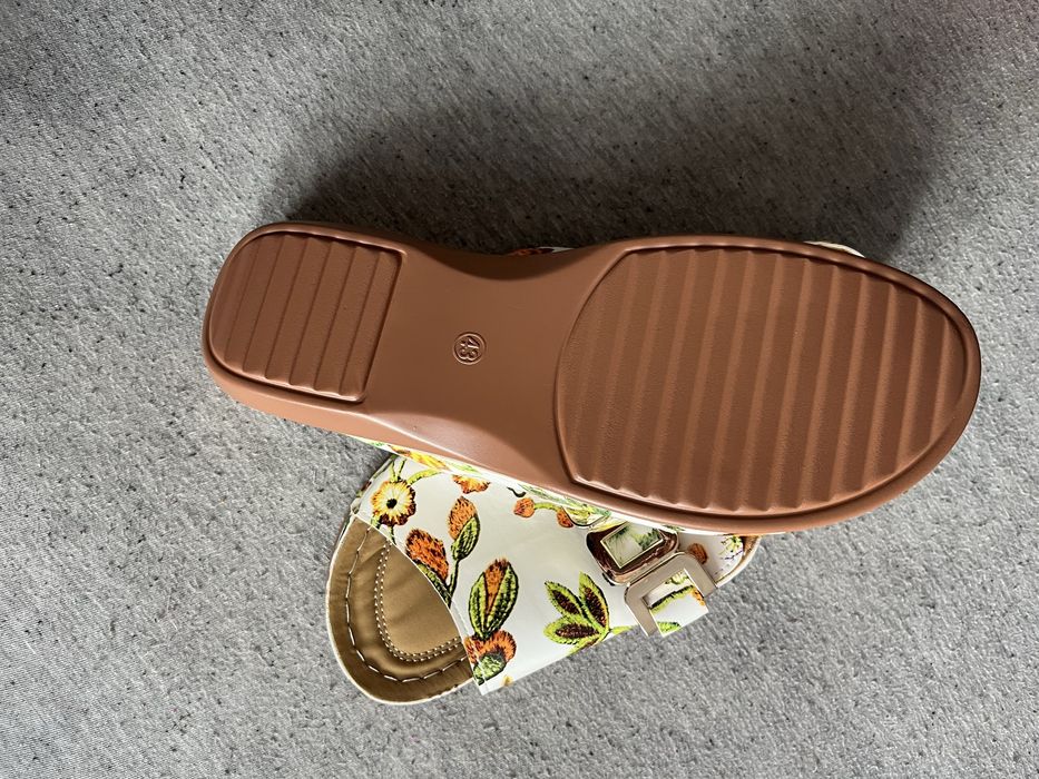 WYPRZEDAŻ  bialo kolorowe klapki damskie ,wkładka 26,5 cm