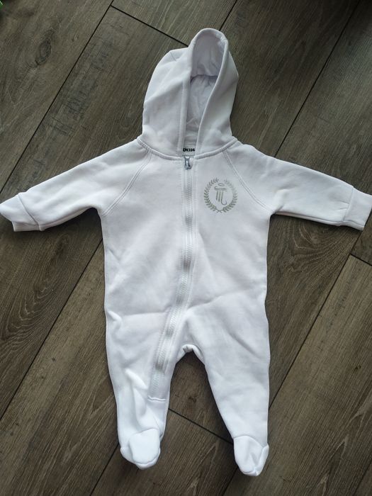 Дитячий комбінезон unisex,(підійде для хрещення) 68р. Спереду буква Т.