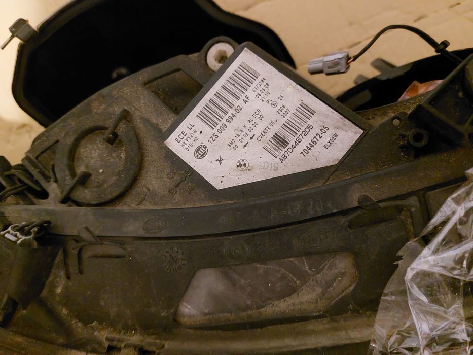 Sprzedam używaną lampę oryginalną. Uszkodzony został klosz. Jak widać.