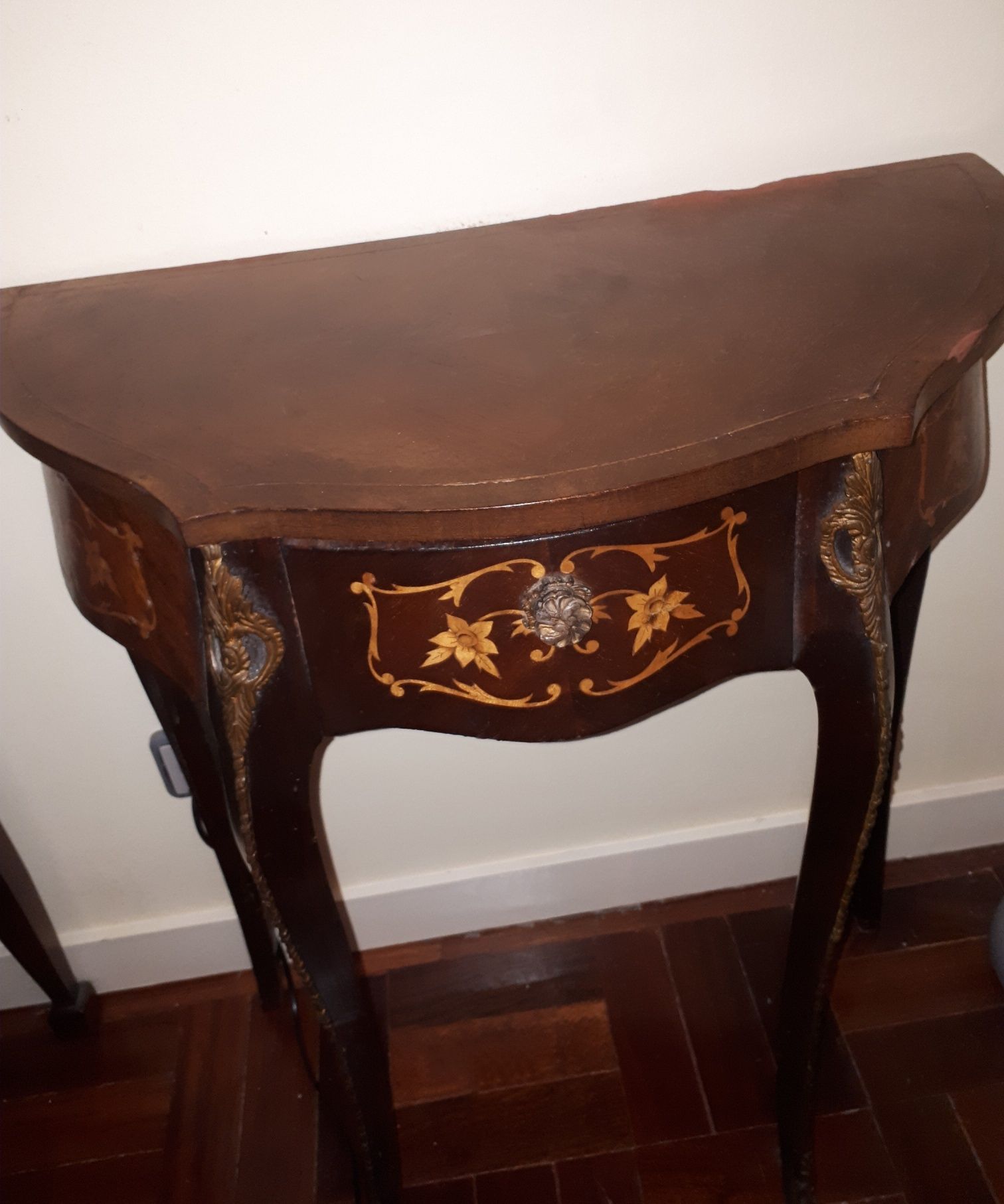 Bonita mesa anos 40,estilo Luis XV, madeira mogno detalh