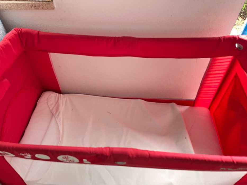 Cama de viagem da pré-natal com o colchão incluído em ótimo estado