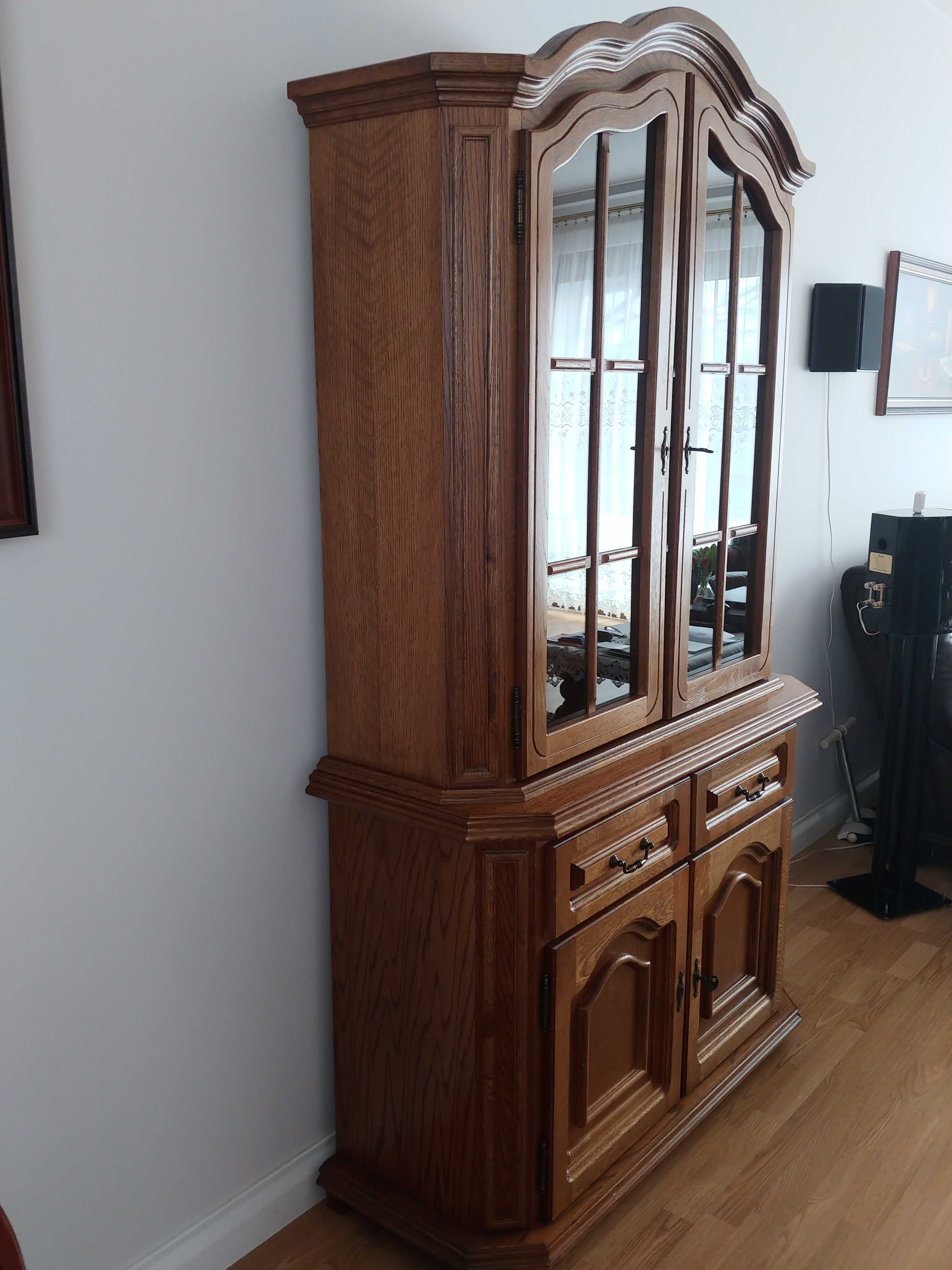 Witryna z komodą w stylu rustykalnym