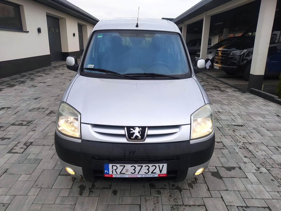 1.6 benzyna. sprawna KLIMA. 4 drzwi. HAK.