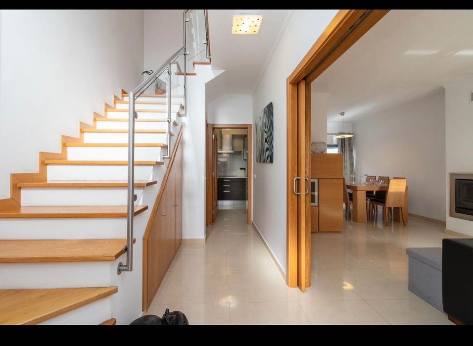 Moradia em banda 3 Suites Quintal com churrasqueira- 150 m² área útil