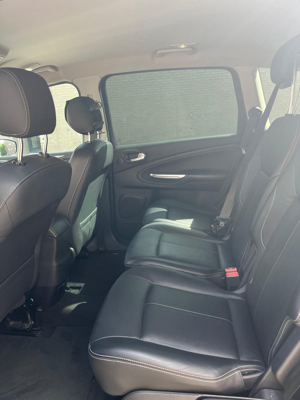 Carrro ford s max