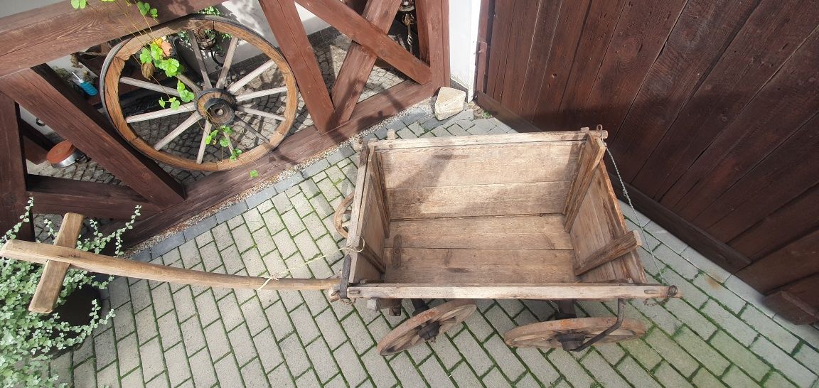 Stary przedwojenny wózek