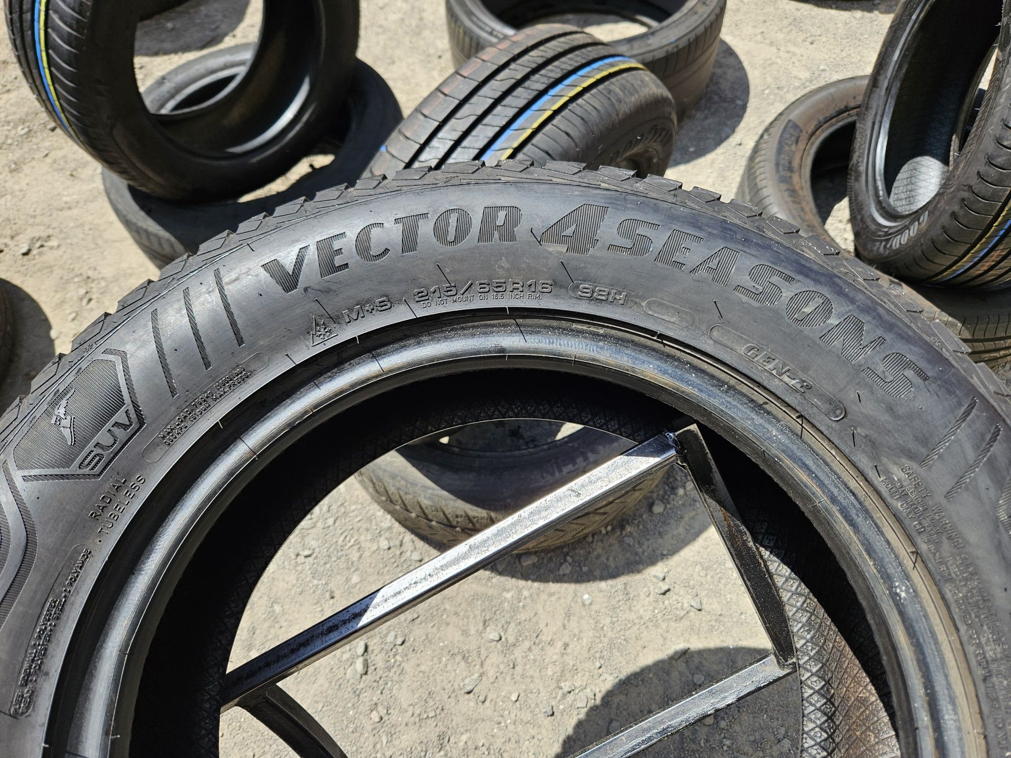 Шины БУ 215 65 R 16 Goodyear Vector 4seasons gen-2 suv комплект всесез