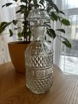 Szklana karafka vintage z korkiem – ozdobny wzór
