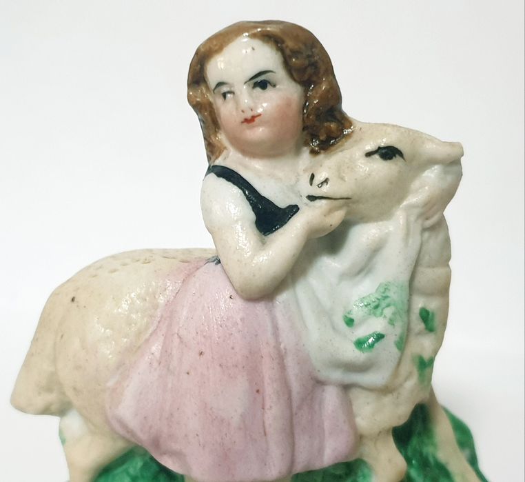 Lindas pequenas antigas figuras em porcelana alemã marcadas