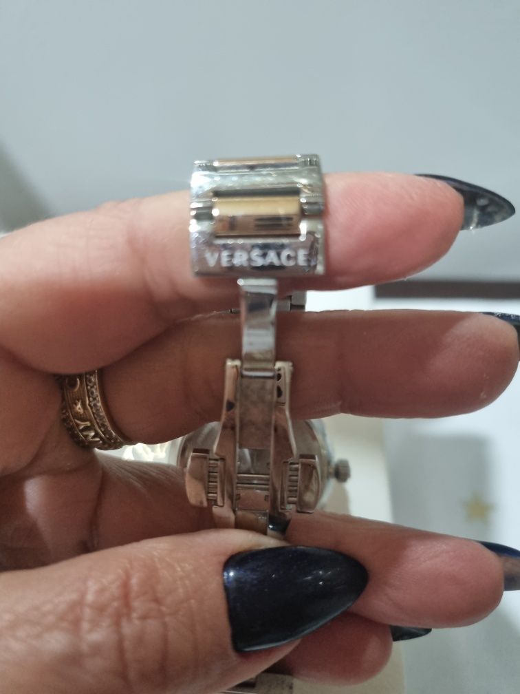 Zegarek damski Versace V Motif