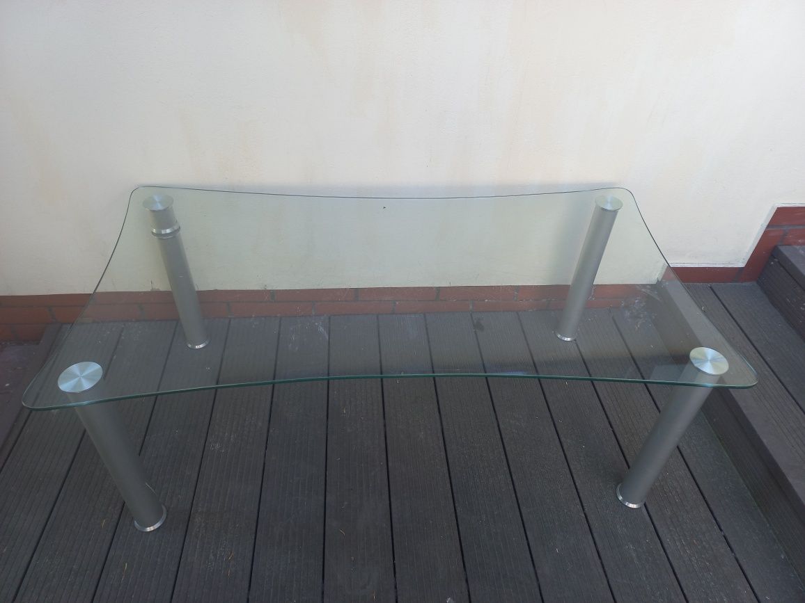 niski stół z grubego szkła