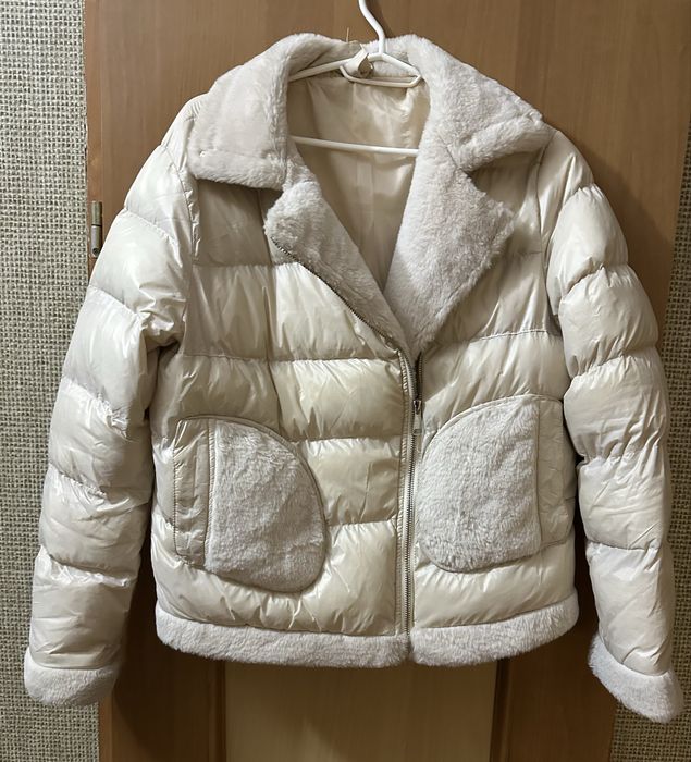 Куртка красивого молочного кольору