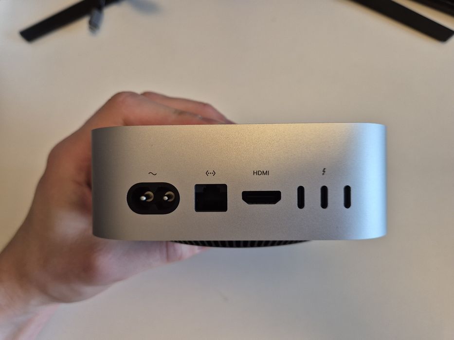 Mac mini M4 16 GB 256 GB + etui podróżne, jak nowy