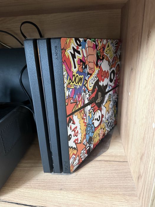 PlayStation 4 Pro 1TB + 2 геймпада + 5 игр + аксессуары