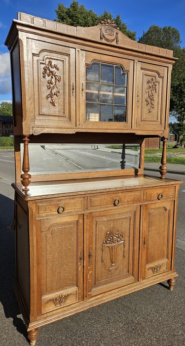 Stary Kredens z Lustrem Kryształowym