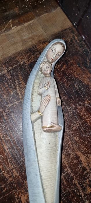 Figurka Matki Boskiej z dzieciątkiem