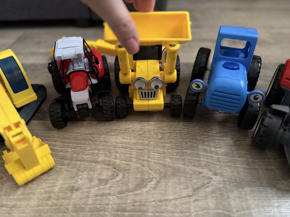 Набір з тракторів