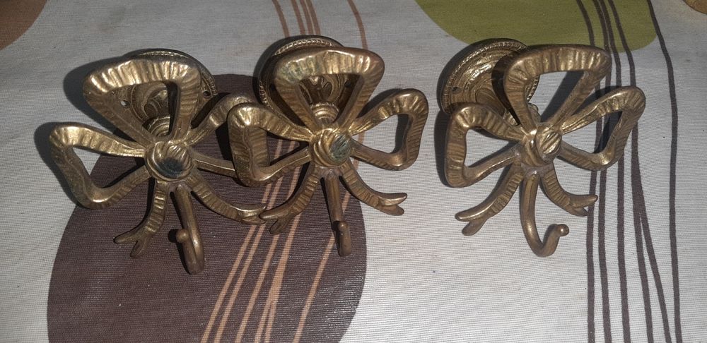 Cabides antigos em metal e buda