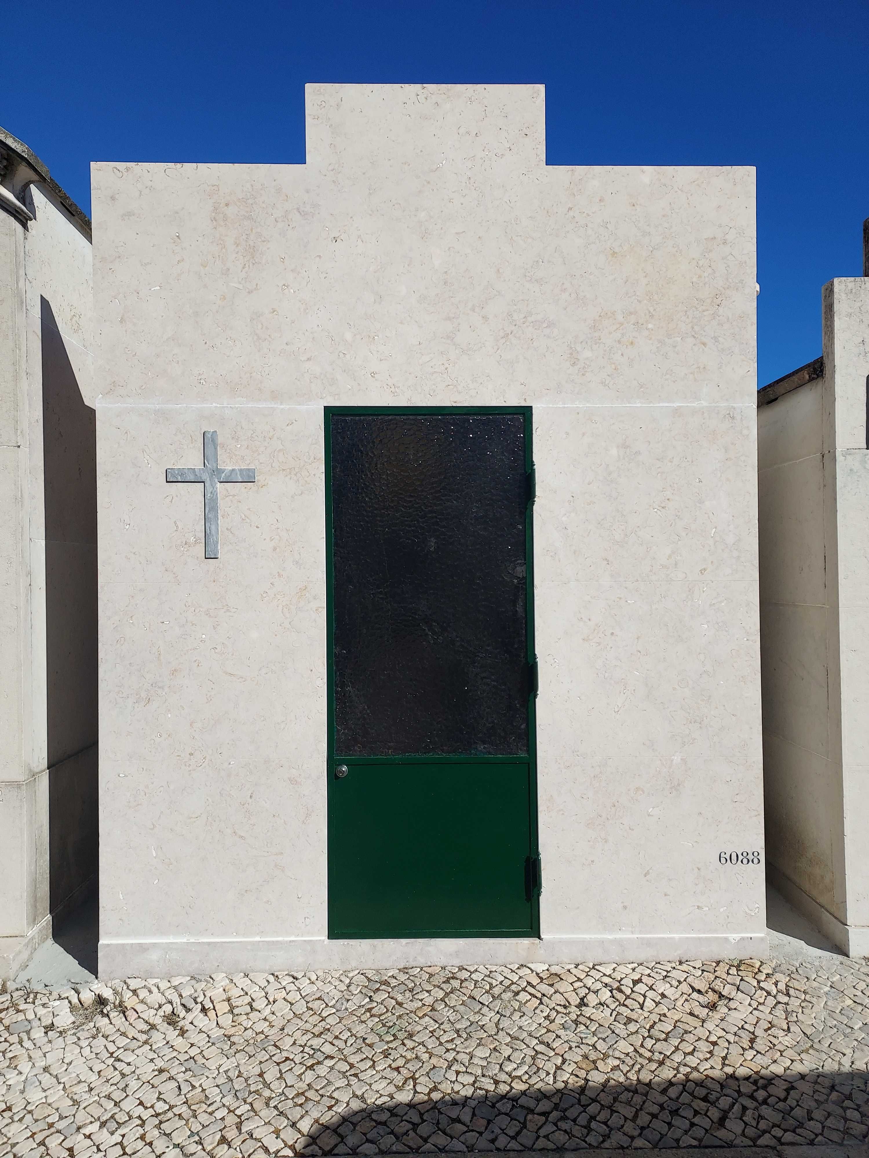 Jazigo no cemitério do Alto de São João