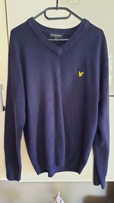 Świetny sweterek w serek Lyle &Scott rozm.L