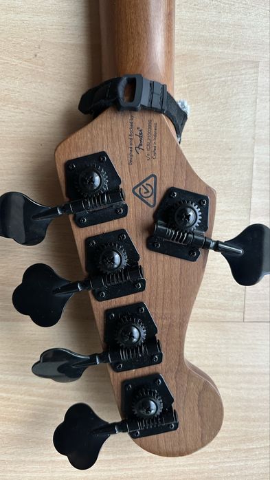 Baixo Squier Contemporary 5 cordas