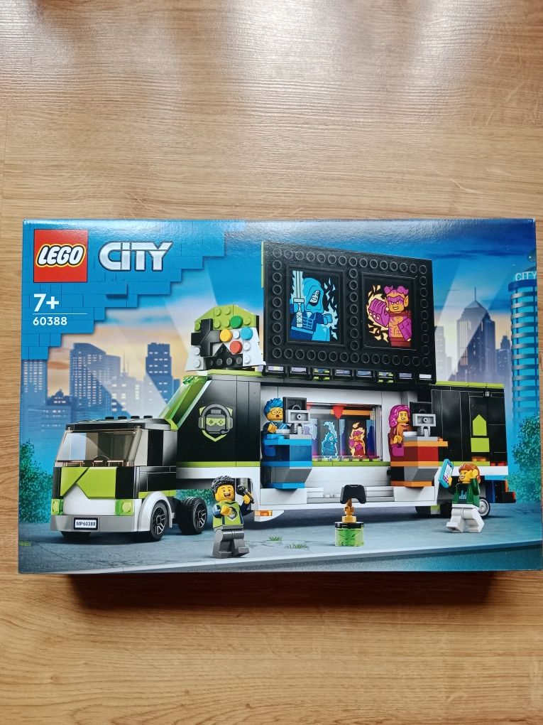 Klocki LEGO City - Ciężarówka na turniej gier (60388)