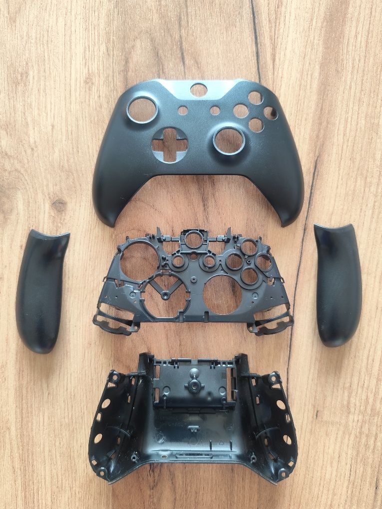 Zestaw - odnowiony pad Xbox One + dodatkowe obudowy