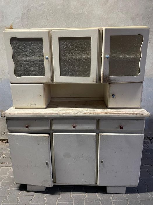 Urokliwy kredens kuchenny PRL, biały, do renowacji