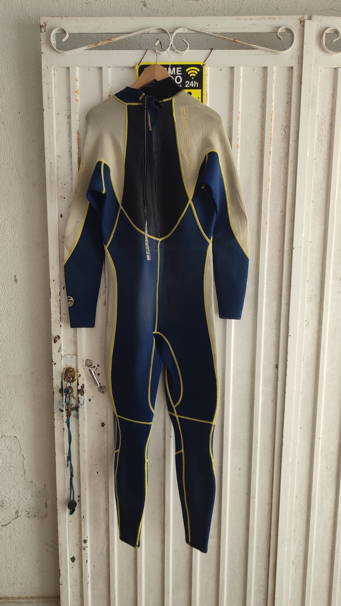 Vendo fato de surf rip curl tamanho XL