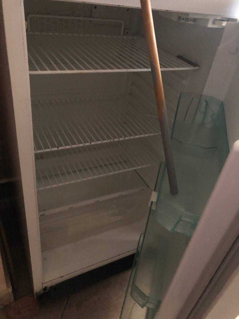 Холодильник великий та малий Морозильна камера Робочі