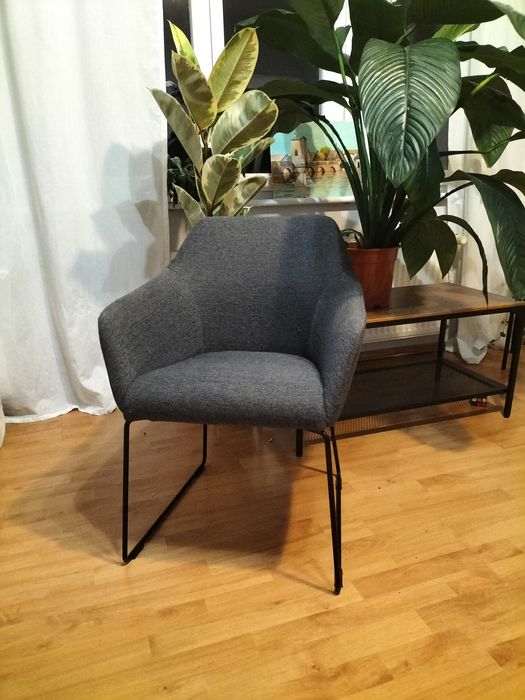 Szare krzesło tapicerowane Ikea TOSSBERG