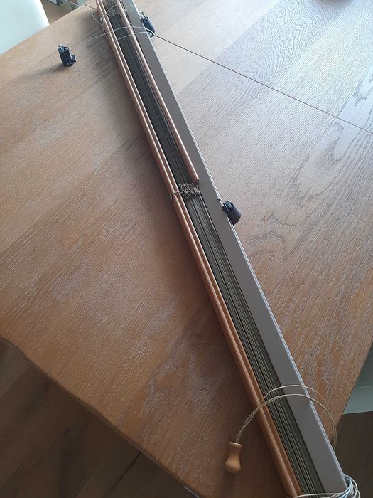 Żaluzja aluminiowa naokienna w kolorze drewna