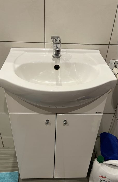 Umywalka z szafką i baterią
