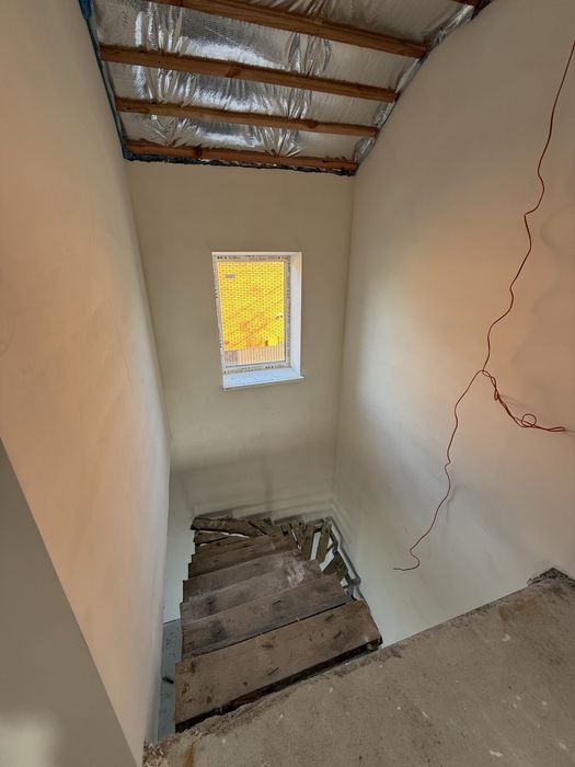 Продаж 2-поверхового будинку