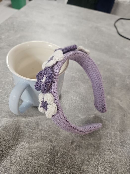 Ręcznie robiona na szydełku opaska z kwiatkami.