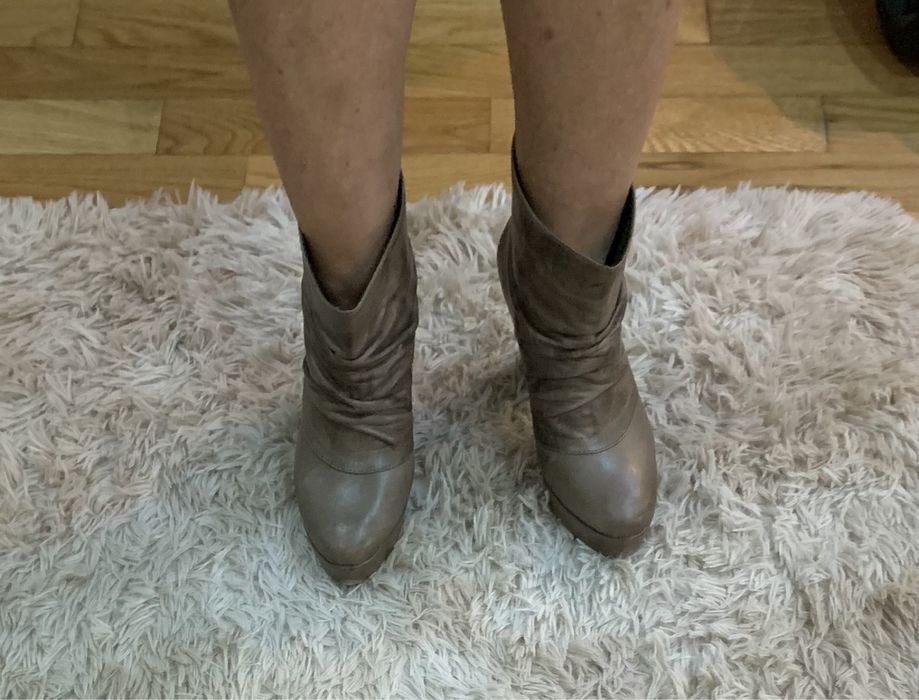 Botins camel em pele