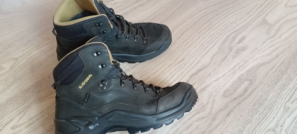 Трекінгові черевики